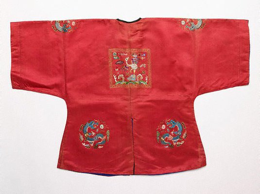 Alternate image of Child's surcoat with third rank badge by