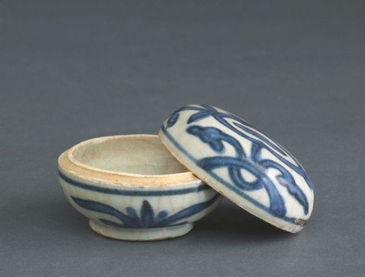 Alternate image of Covered box with floral patterning by Swatow ware