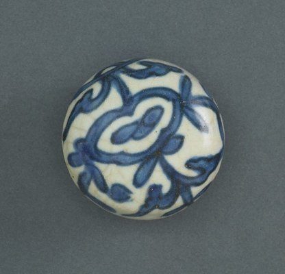 Alternate image of Covered box with floral patterning by Swatow ware