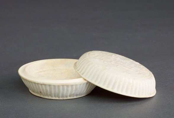 Alternate image of Covered box with floral decoration and striations by Dehua ware
