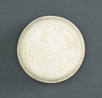 Alternate image of Covered box with floral decoration and striations by Dehua ware