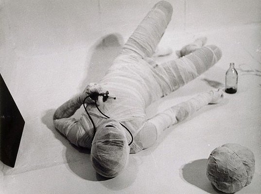 Alternate image of 6. Aktion 1966, Wohnung Schwarzkogler, 1010 Wien, Werdertorgasse by Rudolf Schwarzkogler
