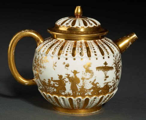 Alternate image of Teapot and cover by Meissen