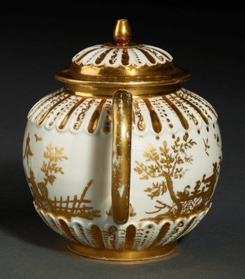 Alternate image of Teapot and cover by Meissen