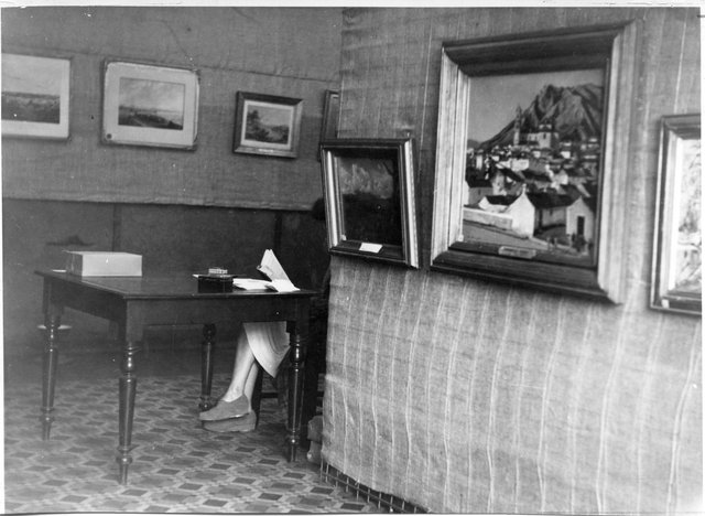 One hundred and fifty years of painting in Australia, Wagga Wagga, 1944. Photo by Ernest Tooley. National Art Archive | Art Gallery of NSW