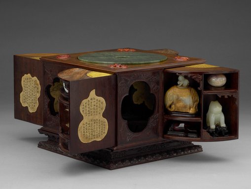 Qianlong 1736–95, Qing dynasty 1644–1911, 'Square curiosity box with multiple treasures’, wood, jade, bronze, amber, agate, ink on paper, 19.9 × 25.4 × 25.2 cm (box), National Palace Museum, Taipei. Photo: © National Palace Museum, Taipei